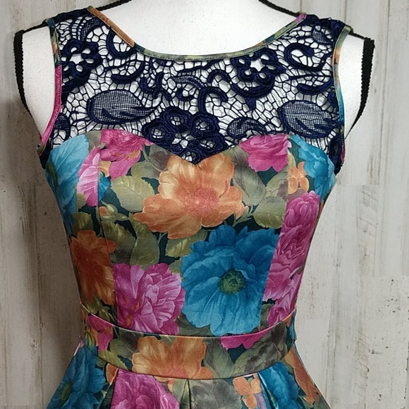 Tatyana Navy Floral Dress with Crocheted N… - Picture 2 of 11